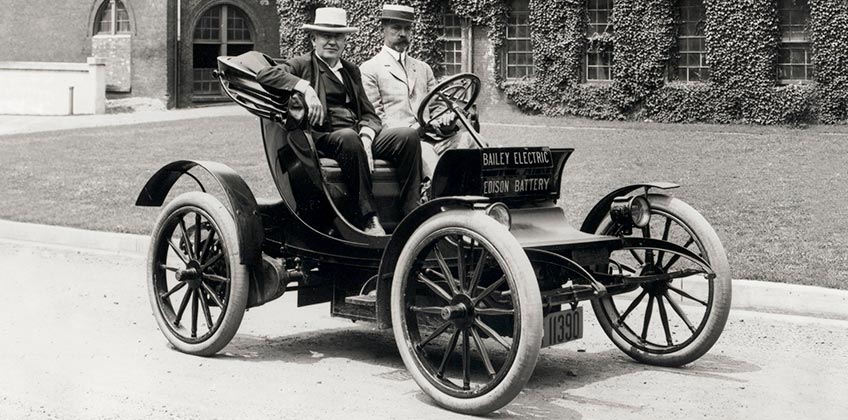 Фаетон Bailey з відкидним верхом (модель 1910 года), в ньому - глава комапнії містер Бейлі, поруч з ним Томас Едісон