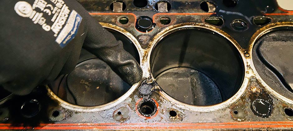 Прогар прокладки ГБЦ – один із наслідків перегріву двигуна