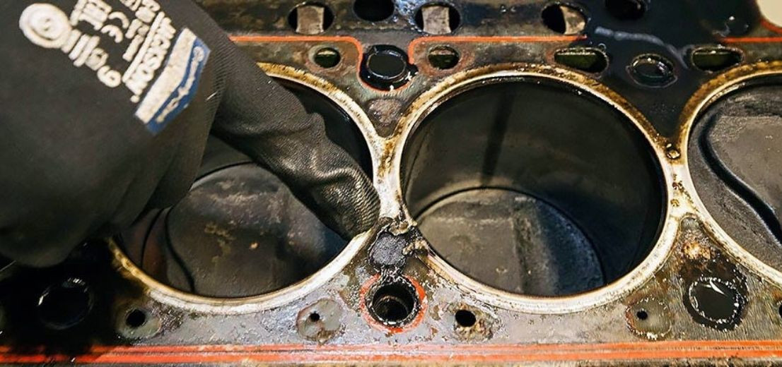Прогар прокладки ГБЦ – одно из последствий перегрева двигателя