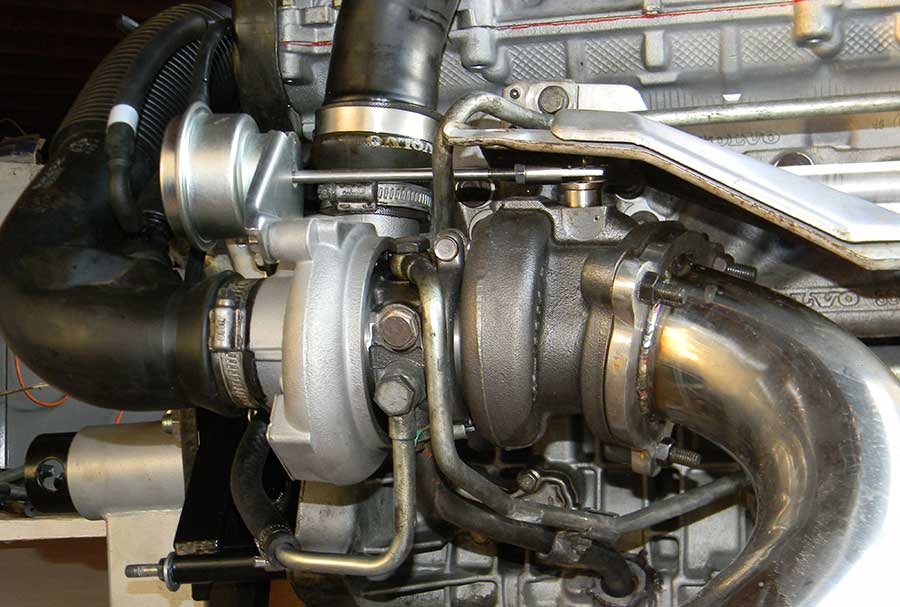 Хлопки дизеля. Volvo 2,5t турбина. Впуск двигателя 2,5 турбина Вольво. Volvo xc90 2.5 турбина. Турбина дизель 2.0 Вольво.