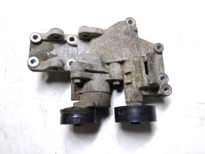 04891592AA (MITSUBISHI) Кронштейн генератораMitsubishi ASX 10-23