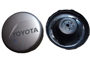 6477342060 (TOYOTA) Кожух запасного колеса комплект 2 частиToyota RAV4 05-13